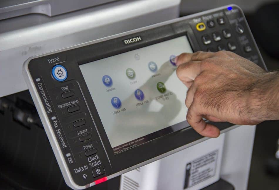 Operación y configuración de una impresora de oficina